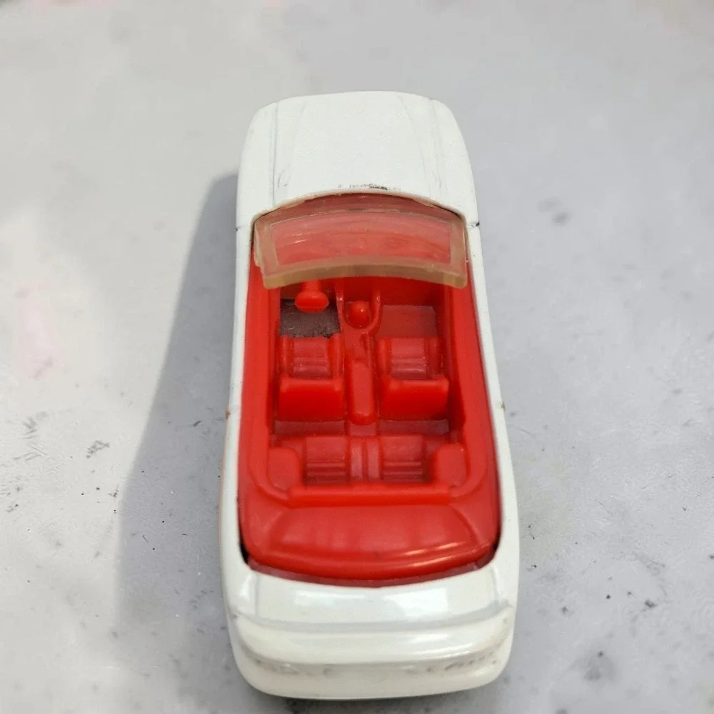 VTG Hot Wheels 1996 Mustang GT Convertible White Red Interior Diecast Toy Car